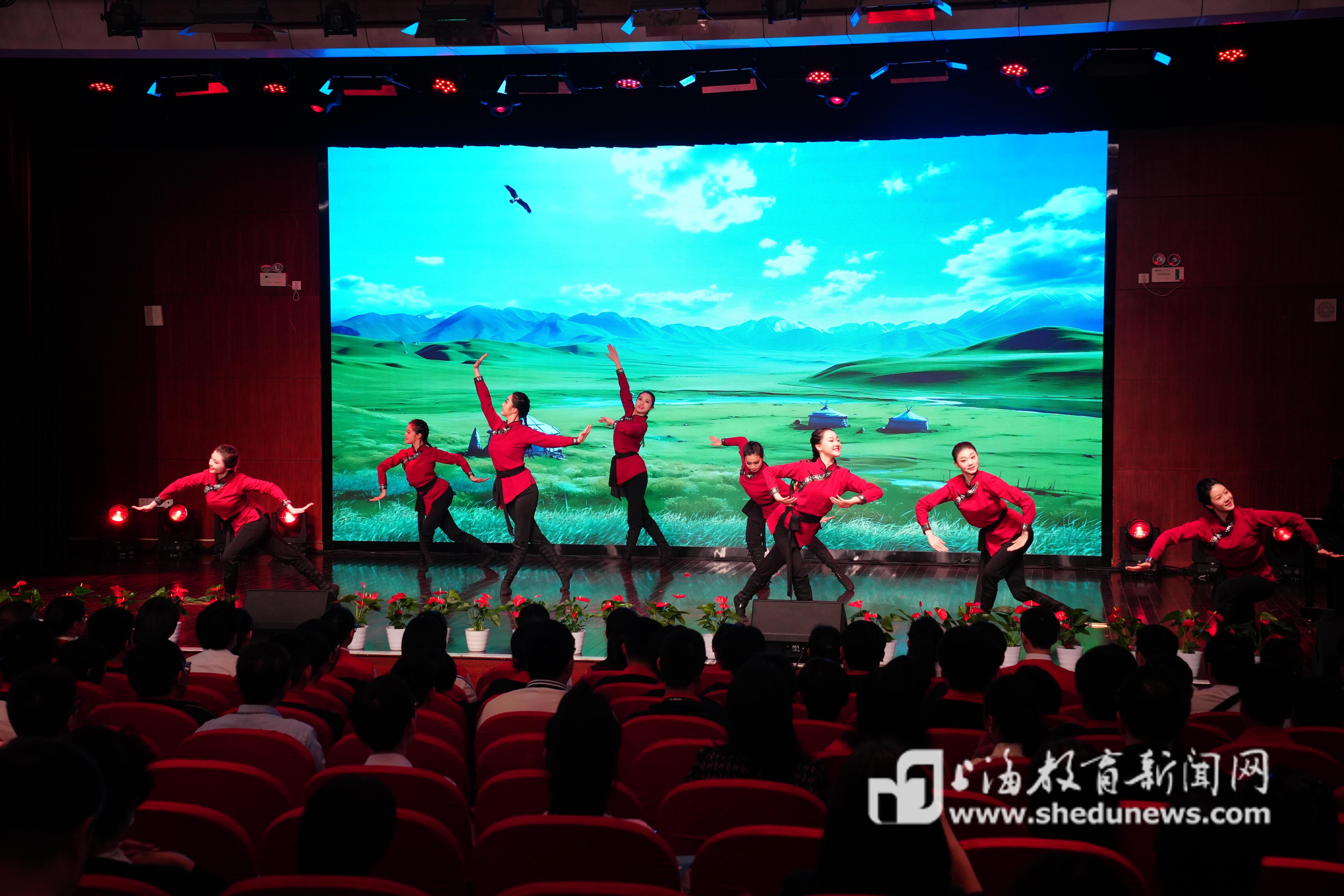 上海中职学生星光舞蹈团表演蒙古族舞蹈《草原漫漫》.jpg